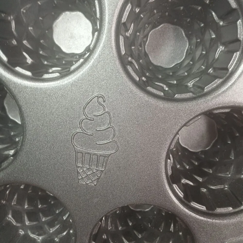 Nordic Ware Ice Cream Cone Cupcake Pan Non-Stick USA 4.5 Cups 6 Cakes Baking